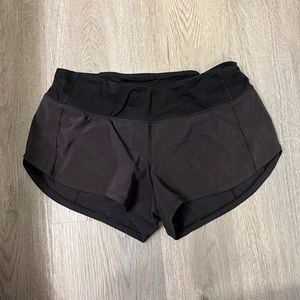 black lululemon low rise speed up short 2.5”